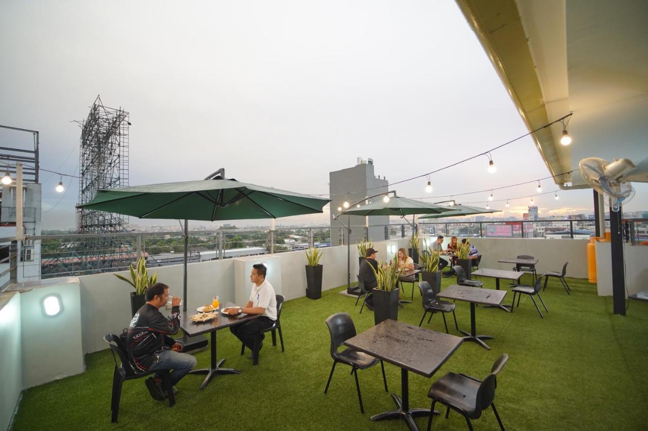 Arzo Hotel Premier Makati City Екстериор снимка