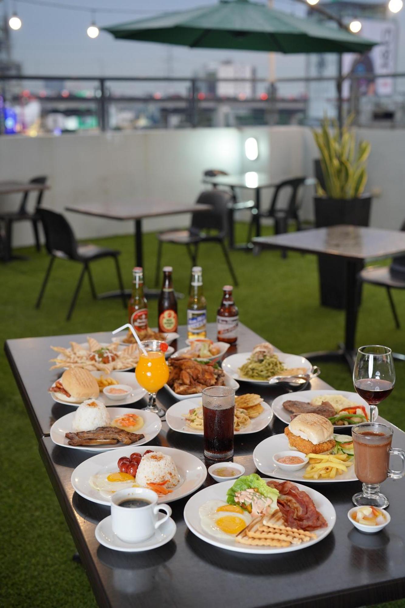 Arzo Hotel Premier Makati City Екстериор снимка